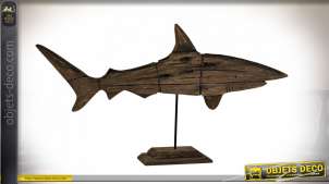 Gran escultura de tiburón de madera flotante montada sobre una base estilo trofeo, elegante ambiente costero, acabado envejecido, 89 cm