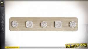 Perchero de pared de madera beige y blanco, cinco ganchos con motivos geométricos de estilo boho, 48cm