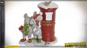 Representación de un par de ratones en resina, tema navideño, ambiente frío de invierno, 11cm.