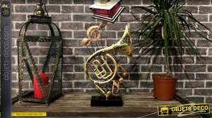Trofeo decorativo sobre tema musical con instrumentos, fondo de duela de teoría musical, en metal, 46cm