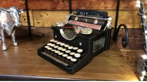 Representación de una vieja máquina de escribir, en metal, ambiente vintage, 26cm.