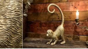 Representación de un mono en resina con acabado dorado, ambiente tropical chic, 33cm