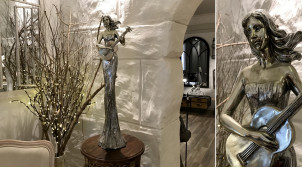 Gran estatua de resina en acabado plateado antiguo, mujer guitarrista espíritu ninfa mitología griega, 79cm
