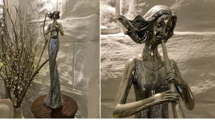 Gran estatua de resina de una ninfa con clarinete, acabado plateado envejecido con reflejos brillantes, 79cm