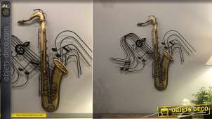 Representación de un saxo de pared acabado en oro viejo, pentagrama musical de fondo, teoría musical y atmósfera de instrumentos de viento, 67cm
