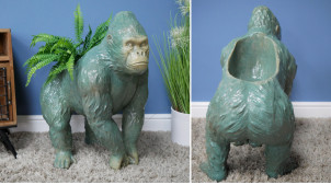 Jardinera grande de resina con forma de gorila, acabado verde almendra efecto envejecido, altura final 62cm