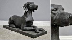 Estatua de perro sobre base de resina, 80cm de largo, acabado negro carbón efecto antiguo, ambiente de casa antigua