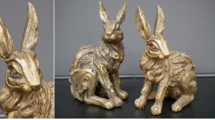Serie de dos estatuillas de resina que representan dos conejos salvajes, acabado dorado con efecto de pátina antigua, 19cm
