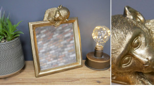 Espejo de mesa en resina, acabado dorado cepillado, forma cuadrada con mono en el marco, 23cm