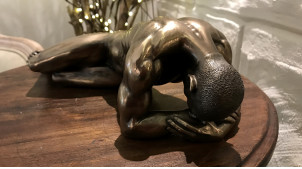 Abrumado y cansado, representación de un hombre recostado, en resina con acabado dorado, efecto antiguo, 33cm
