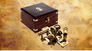 Reproducción de un sextante de latón dorado, con caja de madera maciza, 18cm.