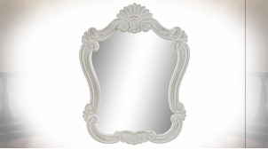 Espejo de madera de estilo clásico con acabado blanco y pátina dorada, ambiente chic, 53cm