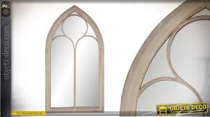 Espejo de estilo gótico, marco de metal desgastado, forma de ventana antigua