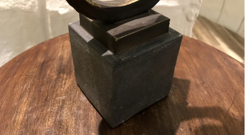 Trofeo de resina y metal, superposición de círculos de estilo contemporáneo, 40cm