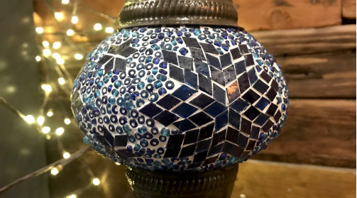 Lámpara mosaico de vidrio y metal, tonos azulados, ambiente oriental, 33cm