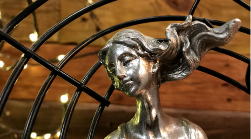 Estatuilla trofeo de niña bailando en un pentagrama musical, de resina de metal y plata, 43cm