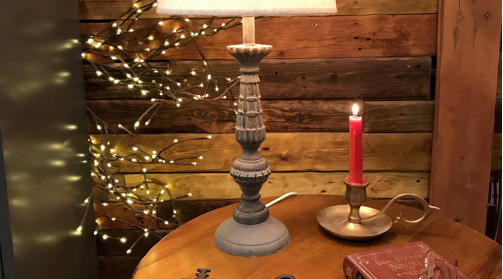 Base de lámpara de resina efecto madera tallada acabado marrón envejecido, ambiente de casa antigua, 45cm