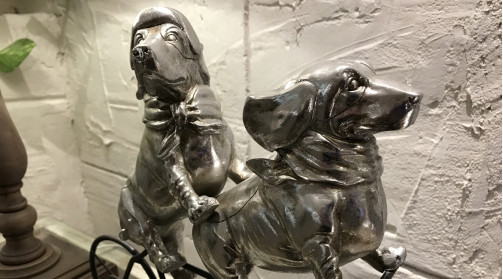 Estatuilla de perros en bicicleta, en resina y metal, acabado negro carbón y plata envejecida, 40cm
