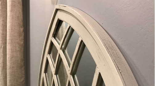 Espejo de pared de metal estilo ventana arqueada, acabado blanco antiguo, 118 cm