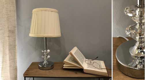Lámpara de mesita de noche en metal cromado y rombos acrílicos, pantalla trigo blando, 40cm