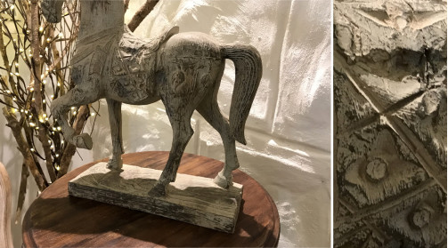 Escultura de resina de un caballo con efecto de madera tallada y un ligero acabado antiguo, 33 cm de largo