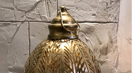 Farol de campana metálico con acabado moderno, degradado de colores dorado y verde