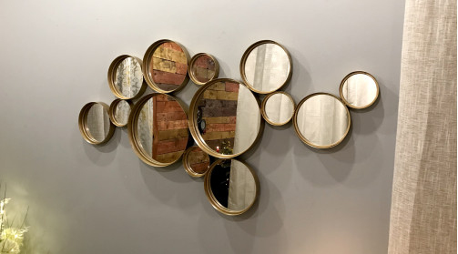 Decoración de pared con espejos múltiples de metal dorado y gofrado 126 x 66 cm