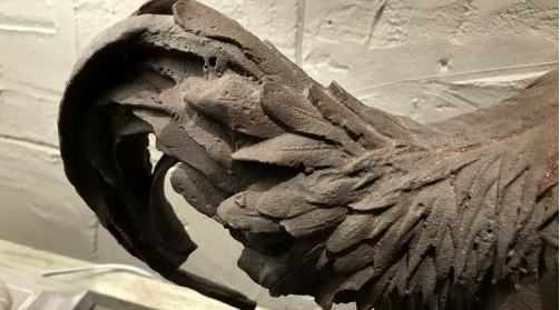Estatua de gallo sobre base de metal acabado oxidado 33 cm.