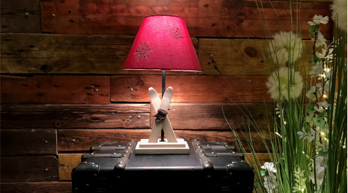 Pie de lámpara de madera Mountain Spirit con esquís 29 cm