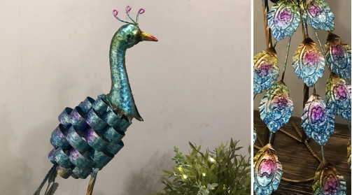 Escultura animal de un pavo real en colores industriales brillantes de metal