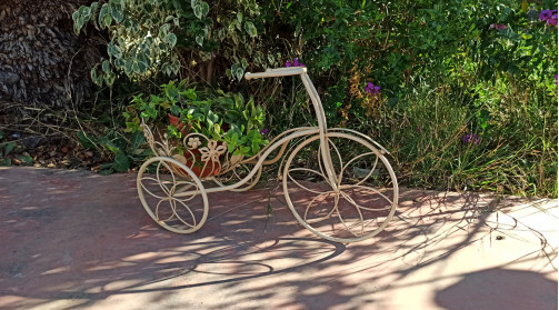 Bicicleta decorativa floral en crema de hierro forjado