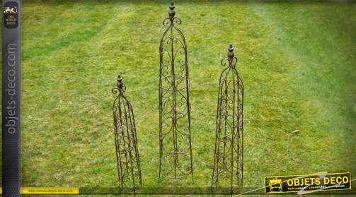 Conjunto de 3 obeliscos de jardín de metal con acabado en hierro forjado negro 114 cm