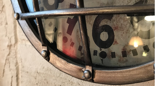 Reloj de metal en estilo semáforo industrial, rejilla en la parte delantera y tapa