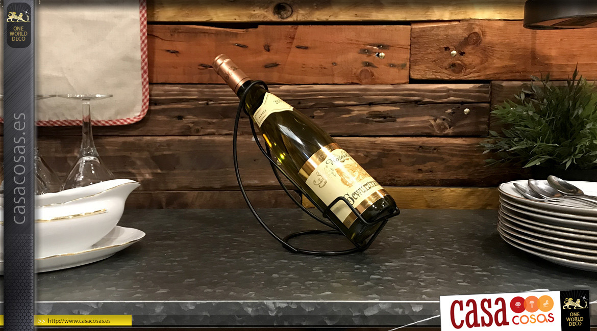 Soporte de metal decorativo para botella de vino.